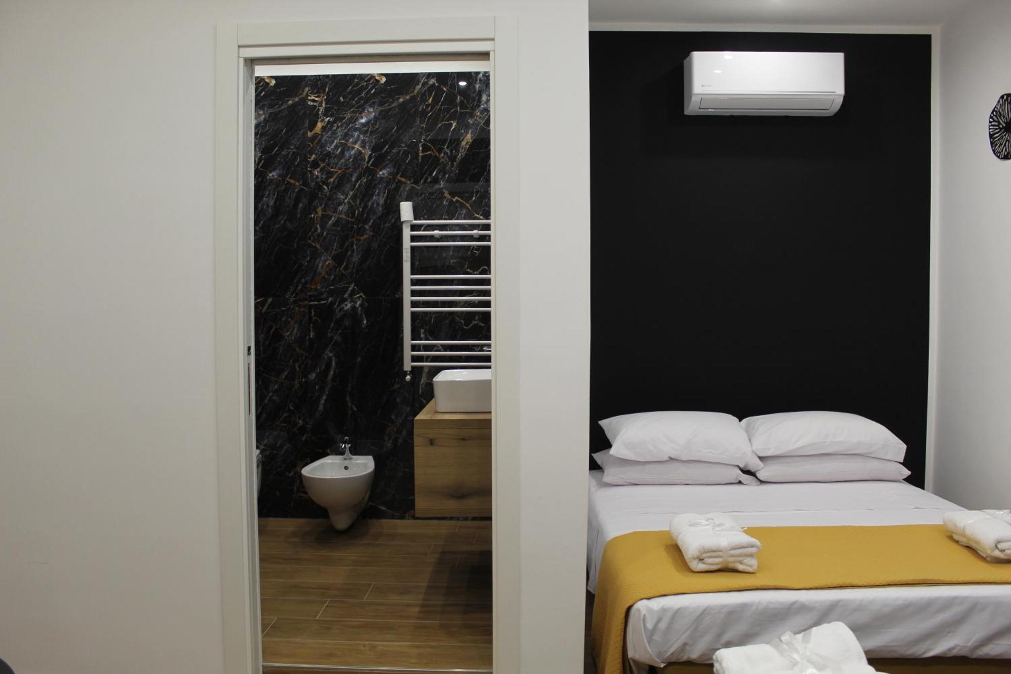 Blackwoody Contemporary Rooms - Napoli Centro Storico Εξωτερικό φωτογραφία
